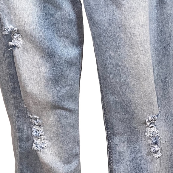 Chelsea & Violet High Rise Distressed Light Wash Straight Leg Jeans Size… - Picture 3 of 9